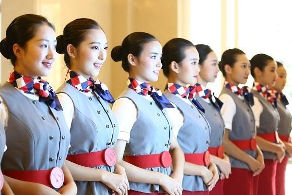 空姐为何热衷国外购表？礼仪服务背后的深层原因